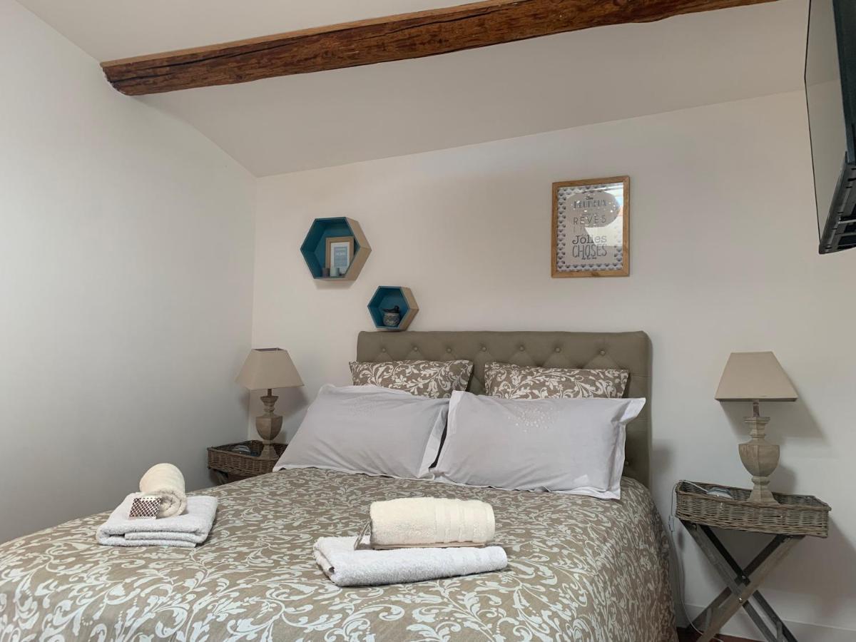Un Soir Sous Les Etoiles Bed & Breakfast Chateauneuf-de-Gadagne Exterior photo